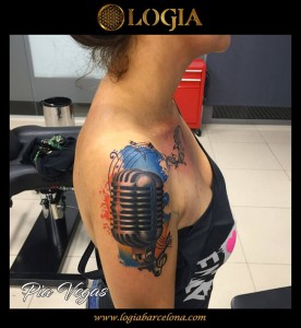 Tatuaje hombro microfono - Logia Barcelona Pia Vegas 